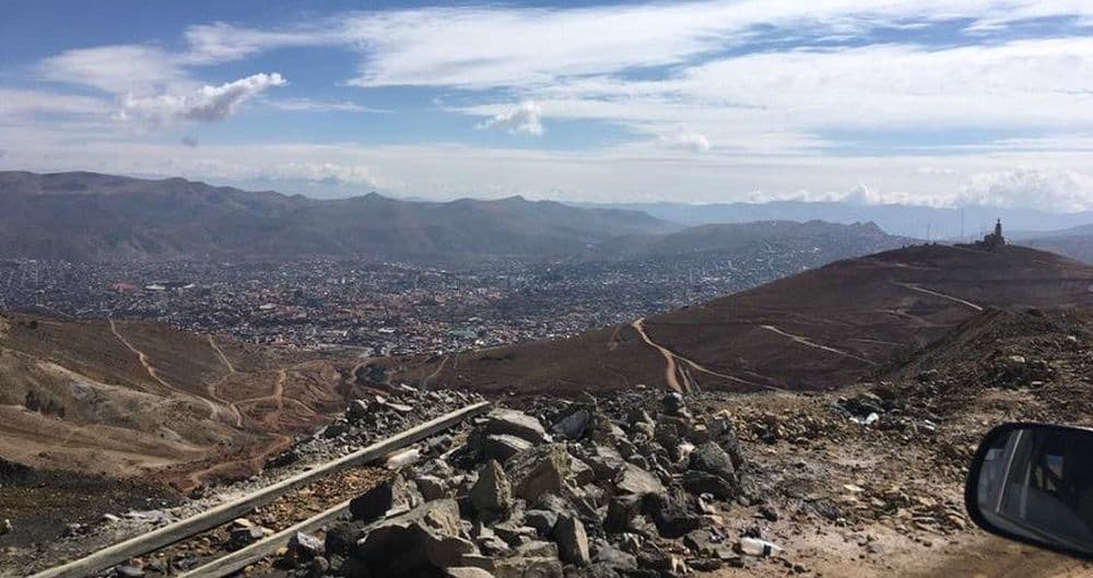 Aussicht vom Cerro Rico auf die Kolonialstadt Potosí, eingekesselt von den Anden.