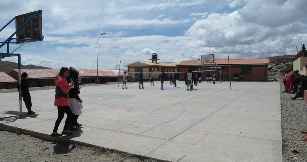 Kinderrechte in Bolivien: Aus fem Schulhof spielen die Kinder Volleyball.