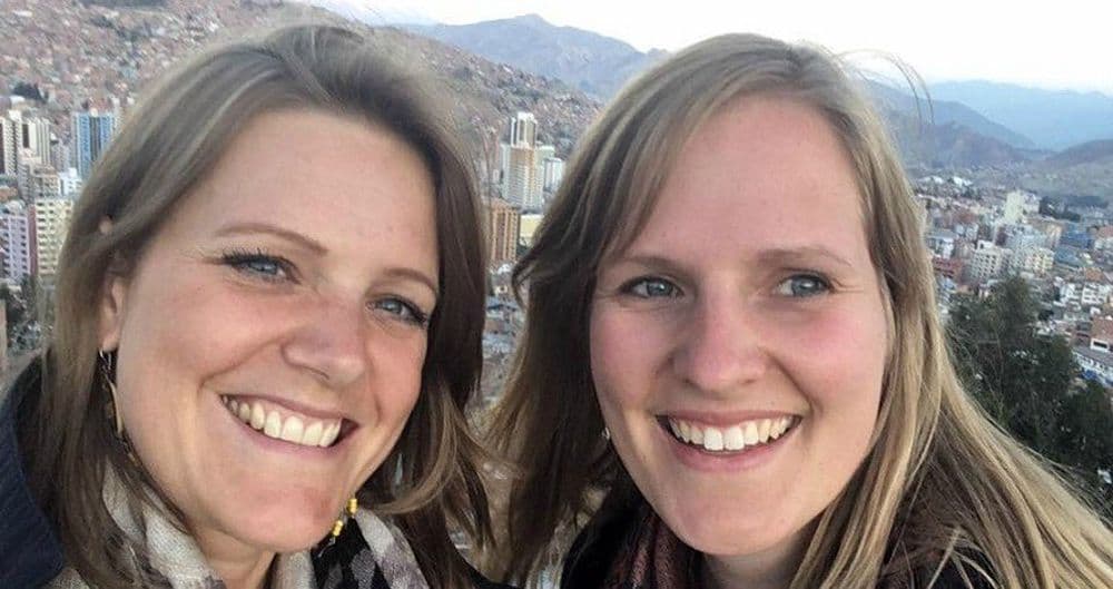 Praktikum in La Paz: Ein Selfie von Hester und Sahar auf der Aussichtsplattform Killi Killi. Im Hintergrund das Häusermeer von La Oaz und der berühmte 6.000er Illimani,