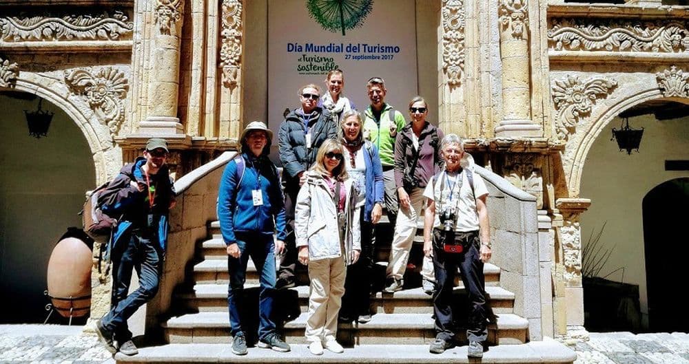 Praktikum in La Paz. Sarah steht mit ihrer Reisegruppe vor dem Museum in La Paz.