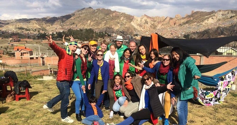 Praktikum in La Paz: Das Viventura Büro ist immer für ein Spaß zu haben. Auf dem Bild das ganze Team im Garten, im Hintergrund das Gebirge der Anden.