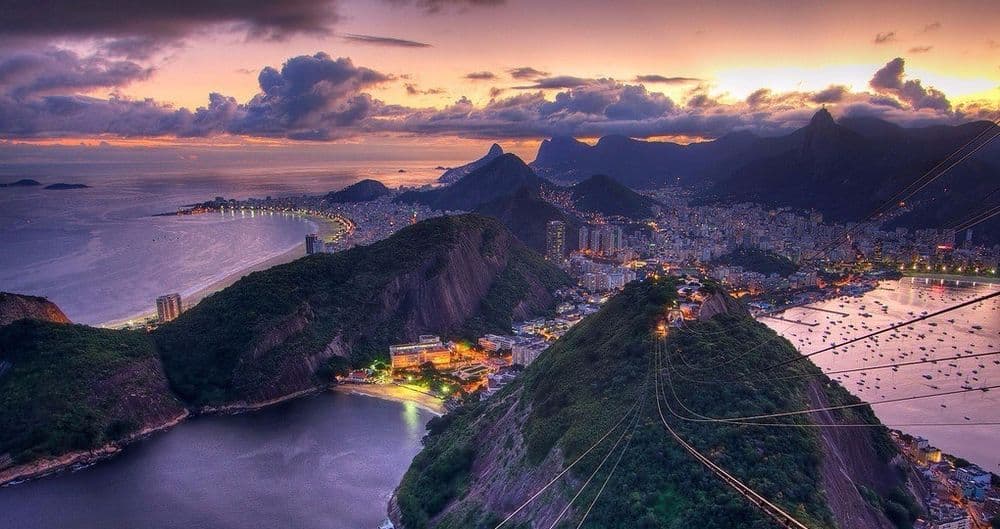 Rio bei Nacht: Ein Meer aus Lichtern, Farben und Menschen.