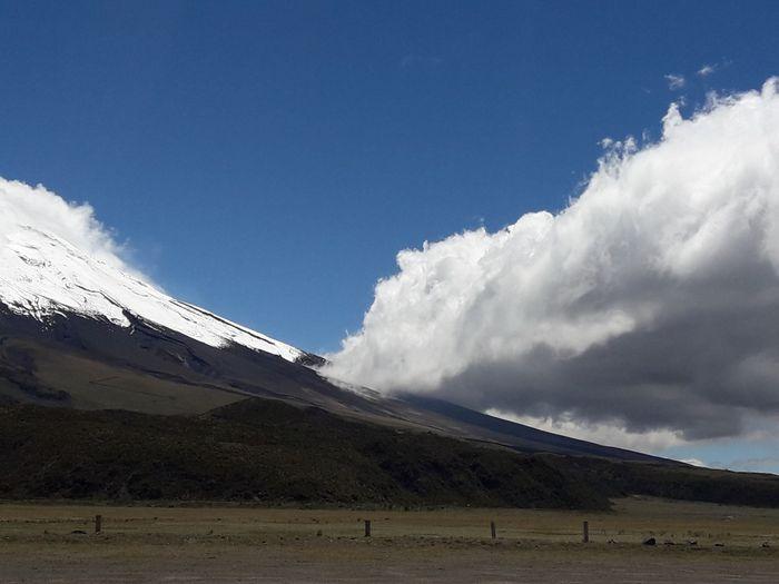 Cotopaxi Vulkan mit Wolken und
