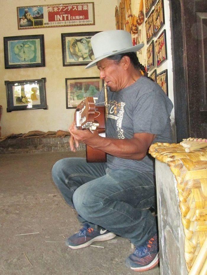 Typischer Otavaleño spielt San