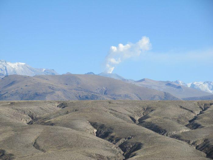 Der Vulkano Sabancaya raucht w