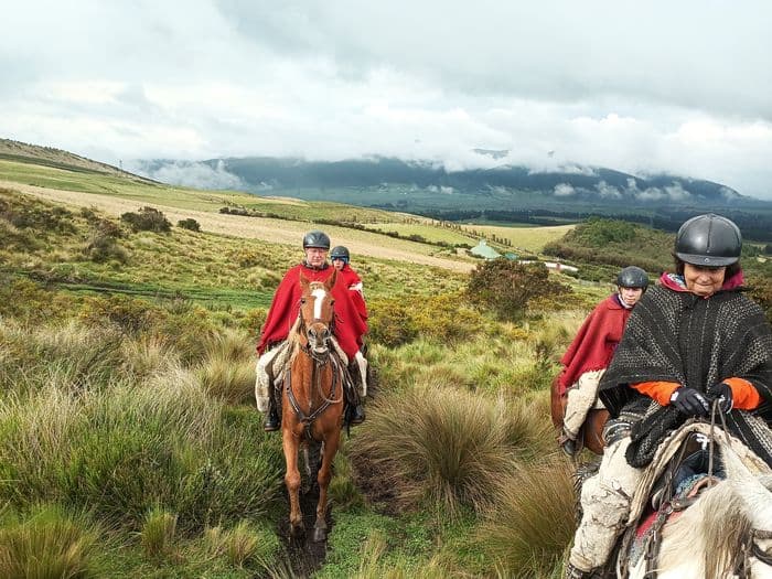 Pferdereiten neben der Cotopaxi Vulkam